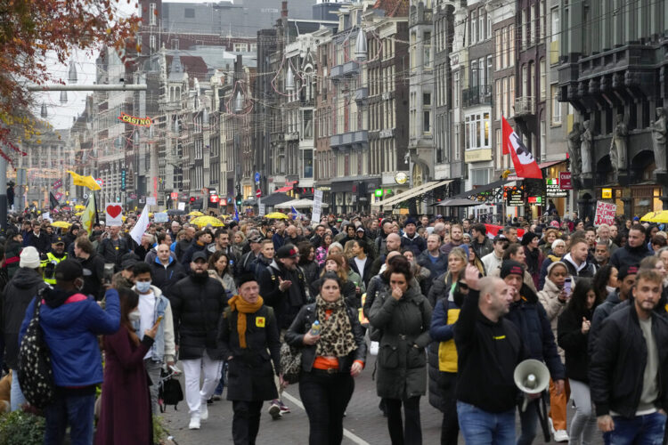 Mon. 9:23 a.m.: Dutch leader condemns violence by 'idiots' after rioting